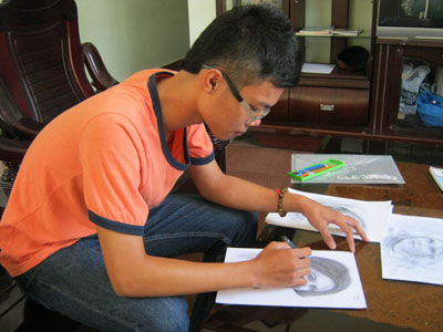  Trần Nguyễn Duy Nam, một thành viên của nhóm đã góp tiền làm từ thiện bằng cách bán những bức tranh vẽ, những món đồ thủ công tự làm. 