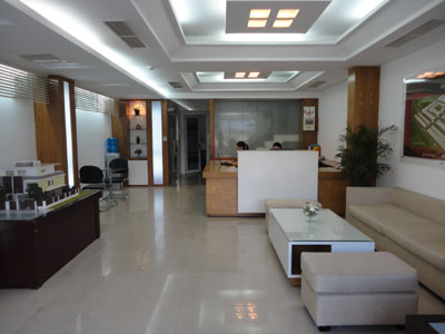 Văn phòng chia sẻ là dịch vụ phổ biến và khá phát triển tại các thành phố lớn như TP. Hồ Chí Minh, Hà Nội. Tuy nhiên, tại Nha Trang dịch vụ này vẫn còn xa lạ và mới chỉ xuất hiện vào đầu tháng 8 với thương hiệu đầu tiên cung cấp giải pháp này là Nha Trang Office.