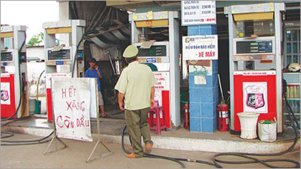 Ngày 27-8, một loạt cây xăng thông báo “hết xăng còn dầu” trên đường Huỳnh Văn Lũy, thành phố Thủ Dầu Một (Bình Dương).  