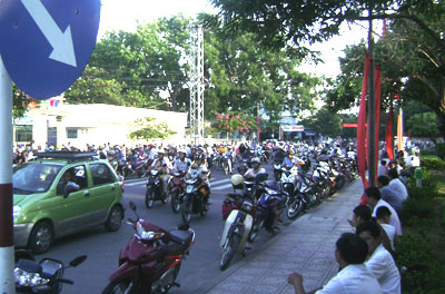  Nhiều phụ huynh đứng đón con em tràn ra giữa lòng đường (ảnh chụp tại Trường Trung học Cơ sở Thái Nguyên chiều 29-8).