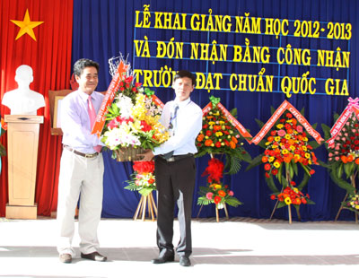 Đồng chí Lê Thanh Quang tặng hoa chúc mừng Trường THCS Lê Thanh Liêm.
