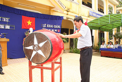 Đồng chí Lê Thanh Quang đánh trống khai trường tại Trường THCS Nguyễn Thái Bình, Khánh Vĩnh.