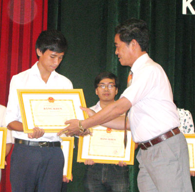 Đồng chí Lê Thanh Quang trao Bằng khen của Bộ Giáo dục - Đào tạo cho em Nguyễn Minh Toàn (Trường THPT chuyên Lê Quý Đôn) đoạt giải Nhì kỳ thi Học sinh giỏi quốc gia.