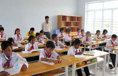 Học sinh lớp nhô trung học cơ sở tại xã Khánh Trung (huyện Khánh Vĩnh) trong giờ học.