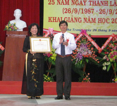  Đồng chí Nguyễn Tấn Tuân trao bằng khen của UBND tỉnh cho trường.