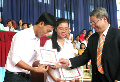 Tiến sĩ Vũ Văn Xứng - Hiệu trưởng Trường Đại học Nha Trang trao giấy khen cho 2 sinh viên xuất sắc năm học 2011 - 2012. 