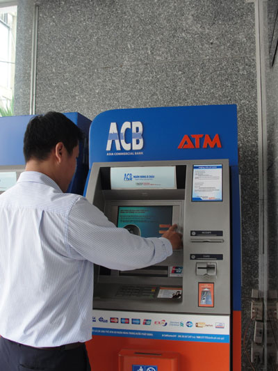 Khách hàng giao dịch tại trụ ATM cần chú ý để tránh rủi ro (ảnh mang tính chất minh họa).