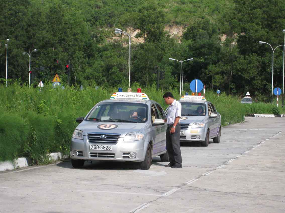 Thầy dặn trò trước giờ xuất phát thi.