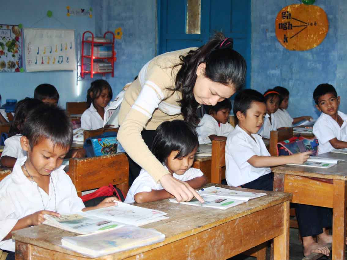 Cô Vũ Thị Huệ - Giáo viên Trường Tiểu học và Trung học Cơ sở Ba Cụm Nam hướng dẫn học sinh học tập.
