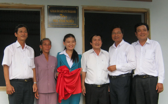 Bà Lê Thị Thanh Hương (thứ 2 từ trái sang) được trao tặng nhà mới. 