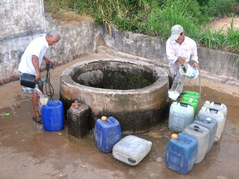 Nắng nóng, người dân huyện đảo Lý Sơn (Quảng Ngãi) phân công các thành viên gia đình thay phiên nhau chở can nhựa đi lấy nước ngọt ở giếng Só La về dùng trong sinh hoạt.