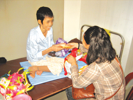 Nhân viên tiếp cận cộng đồng chăm sóc bệnh nhân HIV/AIDS. 