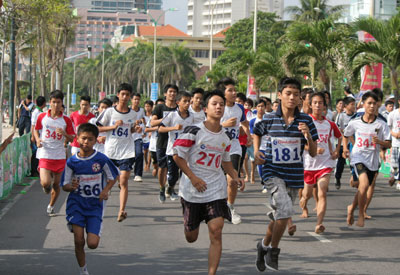 Các vận động viên tích cực tranh tài tại giải Việt dã TP. Nha Trang hưởng ứng cuộc vận động “Toàn dân rèn luyện thân thể theo gương Bác Hồ vĩ đại”.