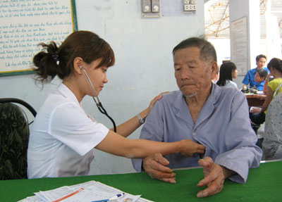 Đoàn viên, thanh niên Bệnh viện Đa khoa tỉnh trong hành trình nhân ái “Thầy thuốc vì sức khỏe cộng đồng” tại xã Vạn Thạnh (huyện Vạn Ninh).