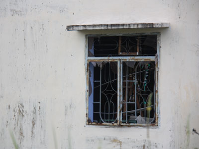 Cửa kính Trường Mầm non xã Vạn Bình, cách hiện trường vụ nổ khoảng 20m cũng bị vỡ vụn.