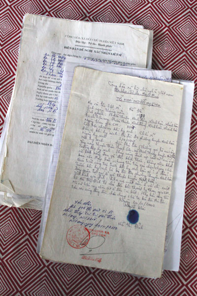  Bộ hồ sơ xin công nhận liệt sĩ cho ông Hồ Để bị “cất kỹ” nhiều năm trời.  