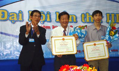 Lãnh đạo và hội viên Hội Tin học tỉnh nhận bằng khen của UBND tỉnh.