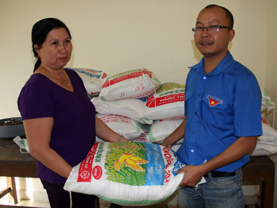 Đại diện bếp ăn từ thiện Bệnh viện Đa khoa huyện Khánh Vĩnh tiếp nhận gạo do Chi đoàn Báo Khánh Hoà trao tặng.