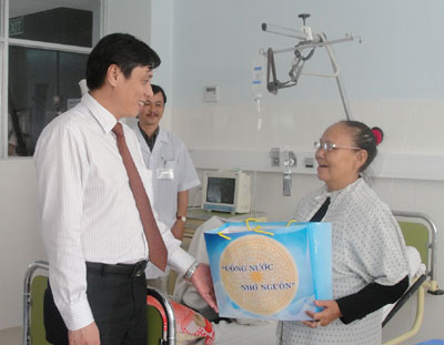 Ông Lê Đức Vinh tặng quà cho gia đình Bà mẹ  Việt Nam Anh hùng Bùi Thị Huấn.