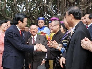 Chủ tịch nước Trương Tấn Sang với các kiều bào. Ảnh: Nguyễn Khang/TTXVN
