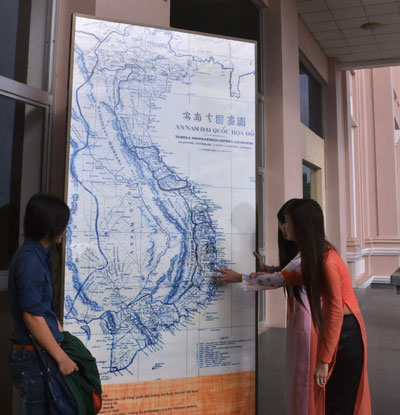 Các bạn trẻ xem bản đồ về Hoàng Sa, Trường Sa đặt tại Trung tâm Hội nghị tỉnh.