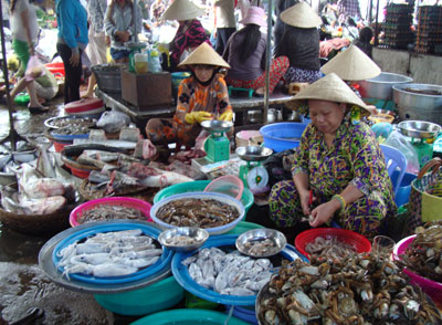 Tuy giá thủy, hải sản tại chợ Đầm (Nha Trang) đã “hạ nhiệt” nhưng vẫn còn ở mức cao.