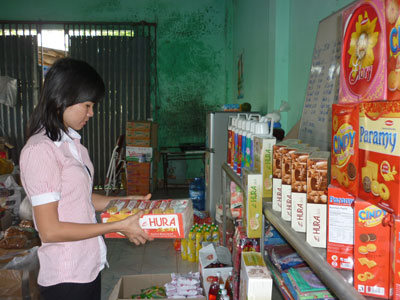 Người dân mua sắm tại Trung tâm Dịch vụ Thương mại Khánh Vĩnh.