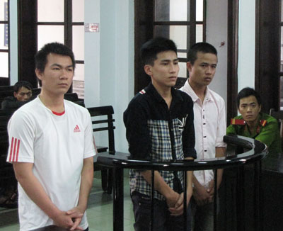  Bị cáo Nguyễn Minh Hào (bên trái), Lê Phú Mạnh (giữa) và Nguyễn Ngọc Huy.