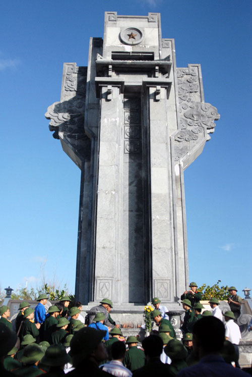 Đoàn công tác dâng hương tưởng niệm các anh hùng, liệt sỹ trên đảo Trường Sa Lớn. 