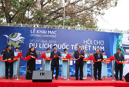 Phó Thủ tướng Nguyễn Thiện Nhân cắt băng khai mạc Hội chợ Du lịch Quốc tế Việt Nam.