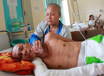 Despite suffering serve cancer, Thuy has to take care of her injuried husband