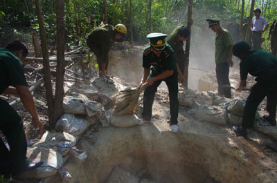 Thời gian qua, hoạt động khai thác trái phép đất cao lanh, đá sa khoáng trên địa bàn huyện Vạn Ninh diễn ra khá phức tạp, làm ảnh hưởng đến tình hình an ninh trật tự tại địa phương. 