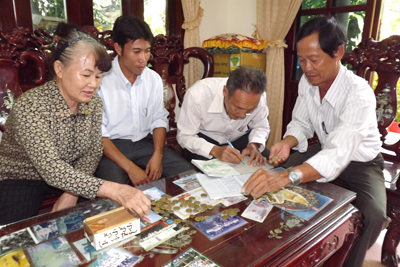  Chi hội Người cao tuổi thôn Võ Cang kiểm kê tiền Quỹ “Phụng dưỡng ông bà, cha mẹ”.