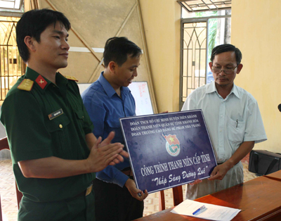 Đại diện các đơn vị trao bảng hiệu công trình thanh niên “Thắp sáng đường quê” cho lãnh đạo xã Diên Sơn. Ảnh: THIÊN TRƯỜNG
