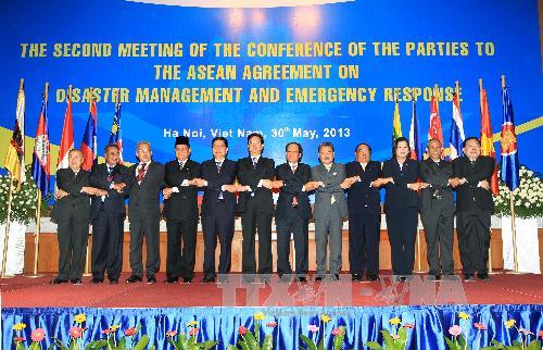  Thủ tướng Nguyễn Tấn Dũng và Tổng Thư ký ASEAN với các Trưởng đoàn  tham dự hội nghị. Ảnh: Đức Tám – TTXVN