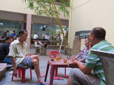 Nhiều người hút thuốc lá trong khuôn viên Bệnh viện Đa khoa tỉnh.