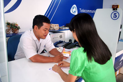 Khách hàng mua thẻ Fone 1718 tại một điểm giao dịch của VNPT Khánh Hòa.