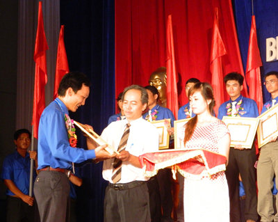 Ông Phan Hồng Thái trao bằng khen của Đảng ủy Khối Các cơ quan tỉnh cho đảng viên trẻ tiêu biểu.