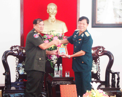 CPC: Thiếu tướng Nguyễn Duy Cường tặng Logo của trường cho đoàn.