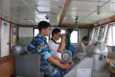 Cán bộ, chiến sĩ lái tàu HQ 996 luôn điều khiển tàu đúng hải trình, đảm bảo độ an toàn cao.