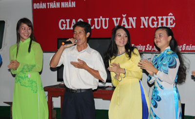 Ông Phạm Thiên Sổ, thân nhân chiến sĩ Phạm Thiên Ngọc thể hiện tài năng ca hát cùng các bạn trẻ.