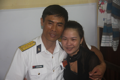 Nghẹn ngào giây phút tạm biệt giữa chị Hoàng Thị Lan Anh và anh Lê Ngọc Phương (phường Phước Long, TP. Nha Trang).