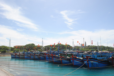 Hàng trăm tàu thuyền của ngư tránh trú bão tại âu tàu đảo Song Tử Tây.