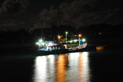 Trong đêm, trên ngư trường Trường Sa, ngư dân vẫn cần mẫn buông lưới.