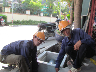 Lắp đặt đường ống thoát nước thải trên đường Lam Sơn. 