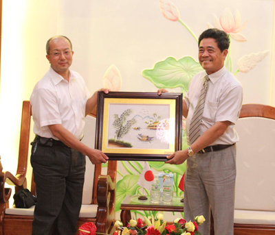  ông Lê Thanh Quang (bên phải) tặng quà lưu niệm cho đoàn.