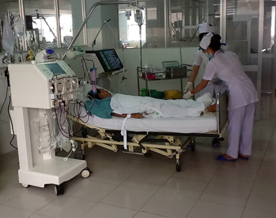 Các y, bác sĩ Khoa Khoa Hồi sức tích cực và Chống độc, Bệnh viện Đa khoa tỉnh đang thực hiện lọc máu cho bệnh nhân Trần Thị Thu.