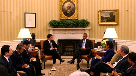 Chủ tịch nước Trương Tấn Sang hội đàm với Tổng thống Barack Obama tại Nhà Trắng, sáng 25/7. Ảnh: vov.vn