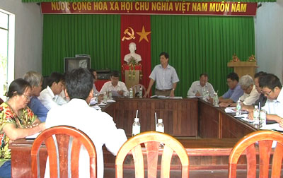 Ông Nguyễn Tấn Tuân làm việc tại xã Thành Sơn (huyện Khánh Sơn).