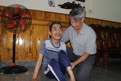 Ông Nguyễn Xuân Đông chăm sóc người con tật nguyền bởi di chứng chất độc da cam.